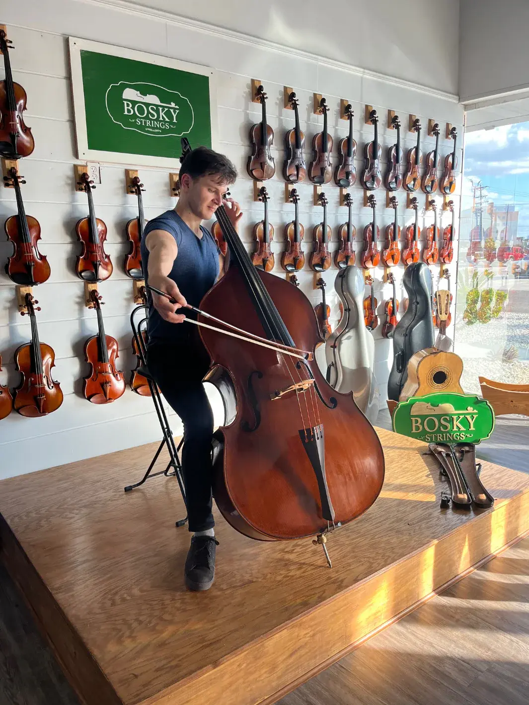 Dominik Wagner, famoso contrabajista, visitando Bosky Strings en Edinburg, Texas