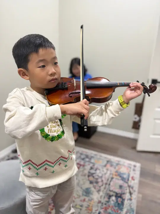 Estudiante tomando clases de violín en Bosky School of Music en Edinburg, Texas