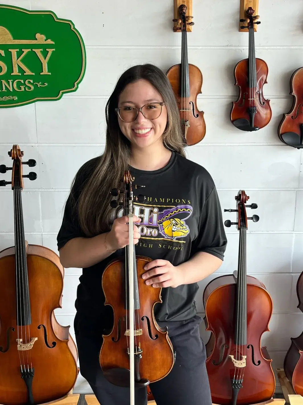 Isabela Sanchez, estudiante de McAllen High School, con su violín de renta de Bosky Strings