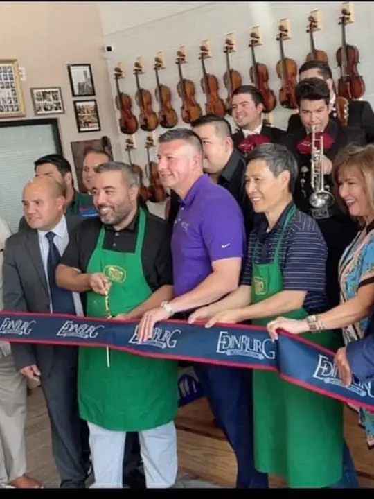 Inauguración de Bosky Strings en julio 2021 con los fundadores Joel Lee Ozuna y Ray Zhang y funcionarios de la Ciudad de Edinburg