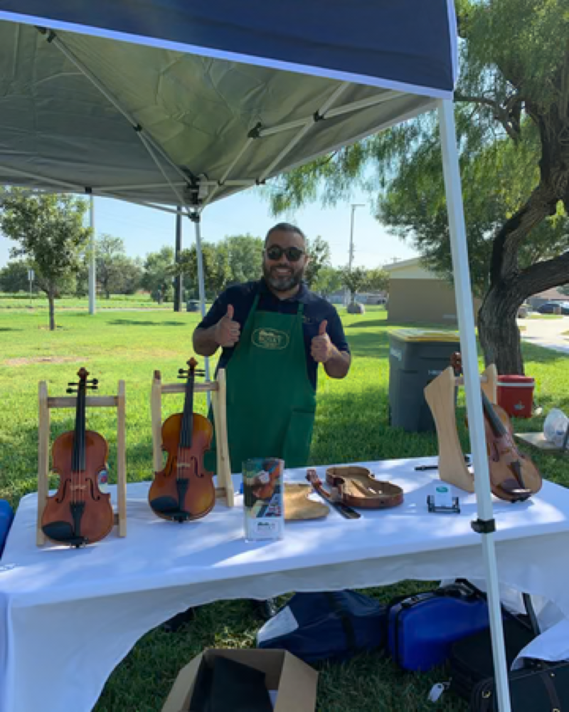 Joel Lee Ozuna, fundador de Bosky Strings